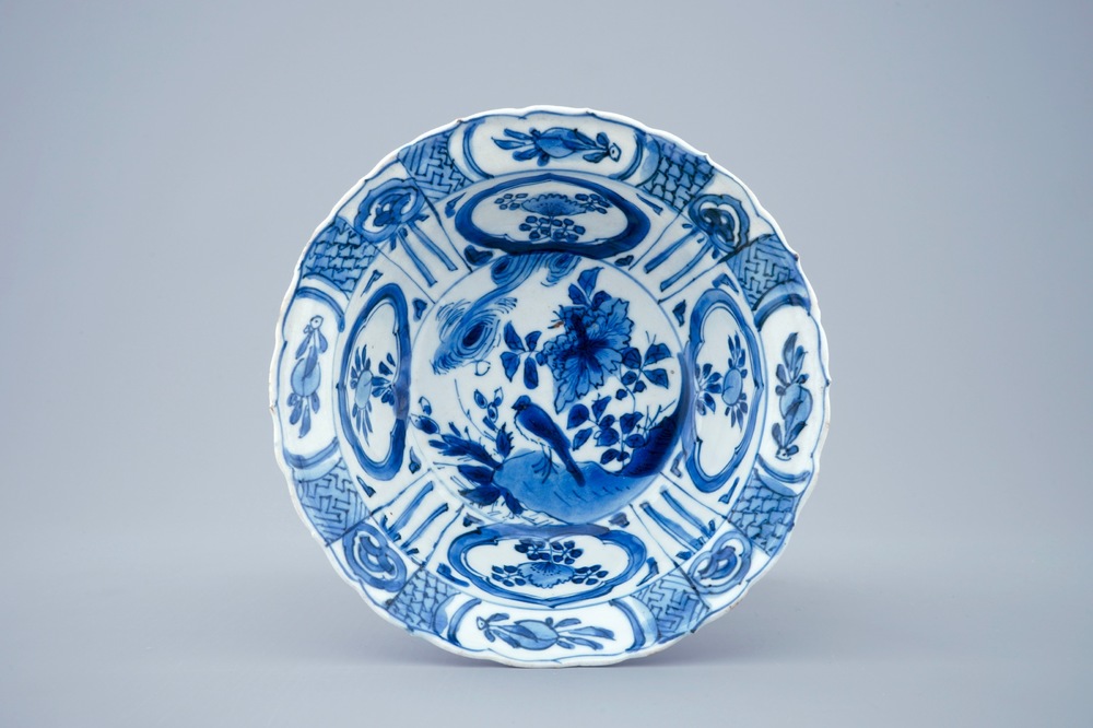 Un bol de type "klapmuts" en porcelaine de Chine bleu et blanc de type Kraak, Wanli, 1573-1619