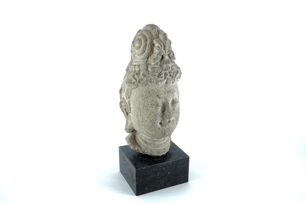 Une t&ecirc;te de Guanyin en pierre sculpt&eacute;e sino-tibetain