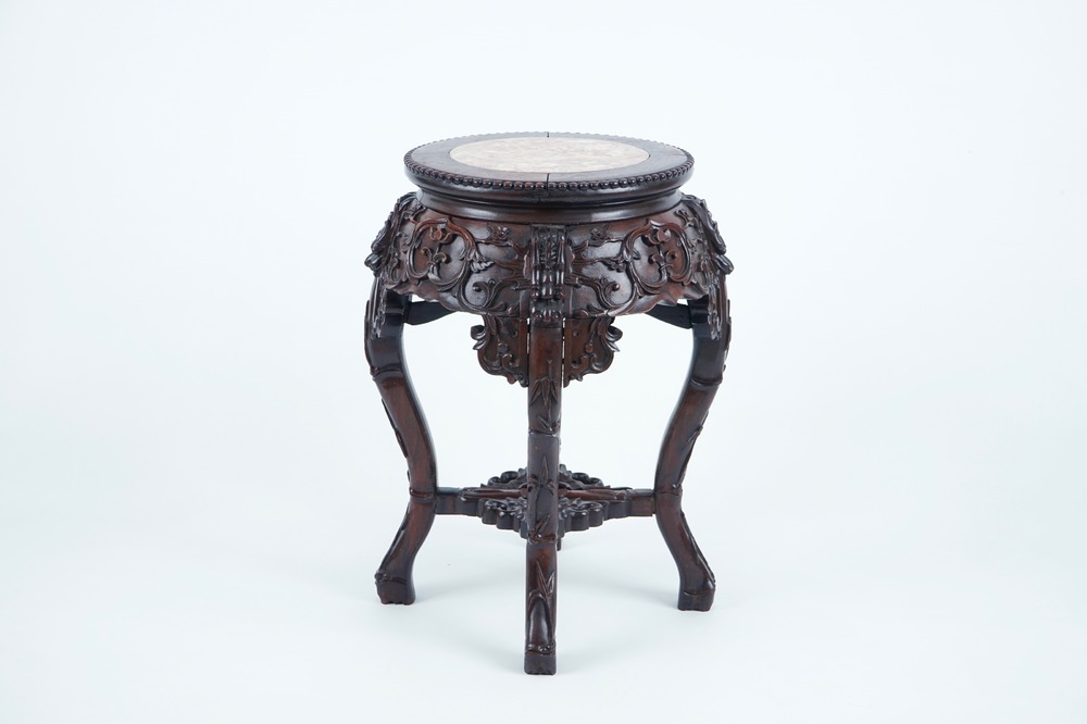 Un socle chinois rond en bois sculpt&eacute; et marbre, 19/20&egrave;me