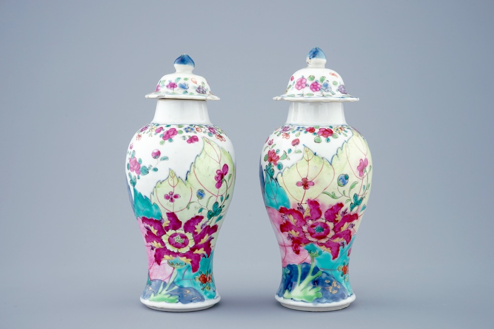 Een paar Chinese famille rose dekselvaasjes met decor van tabaksbladeren, Qianlong, 18e eeuw
