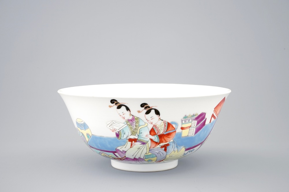 Un bol en porcelaine de Chine famille rose, marque Yongzheng, 19/20&egrave;me