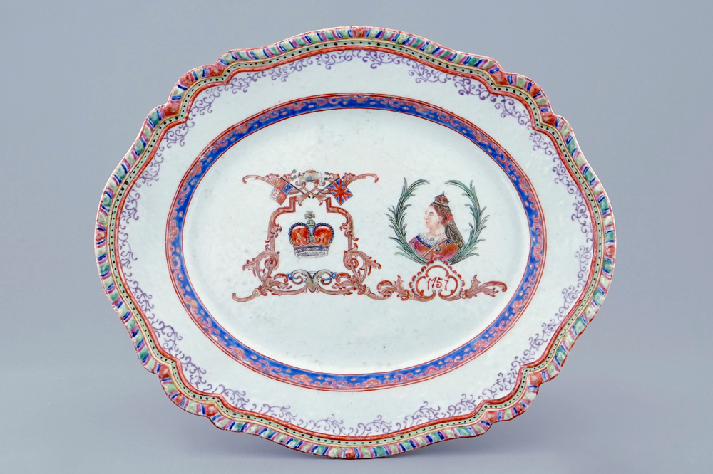 Een ovale Chinese famille rose schotel met decor voor de Engelse markt, 18e eeuw
