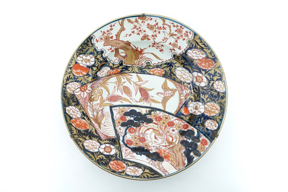 Two very large Japanese Imari dishes, 17/18th C.