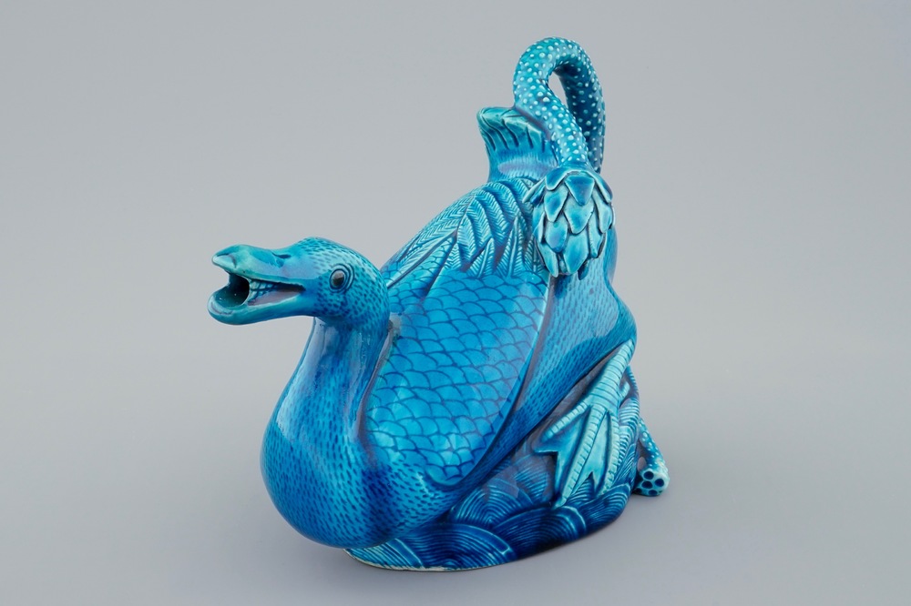 Un pot &agrave; vin en porcelaine de Chine turquoise monochrome en forme de canard, 19&egrave;me