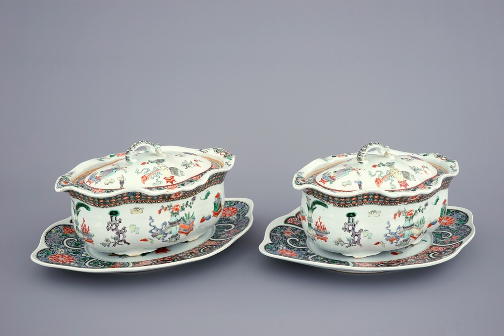 Une paire de terrines et couvercles sur pr&eacute;sentoirs en porcelaine de Chine famille verte, 19&egrave;me