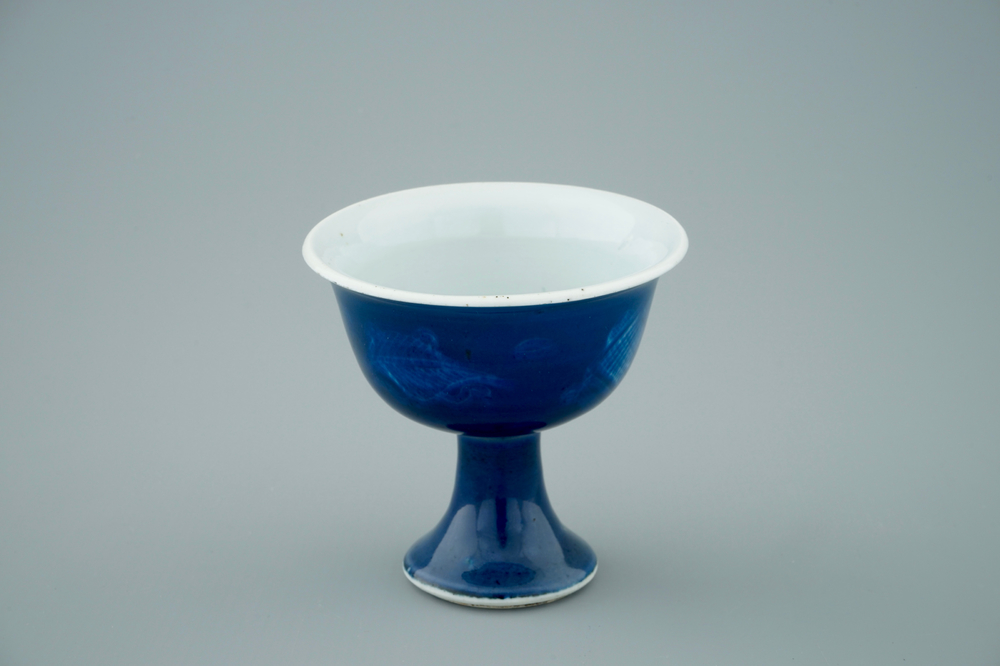 Een Chinese monochrome blauwe stem cup met onderglazuur decor, Kangxi