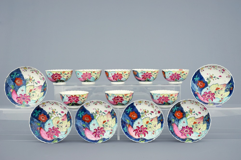 Een set van 8 grote Chinese famille rose koppen en 6 schotels met decor van tabaksbladeren, Qianlong, 18e eeuw