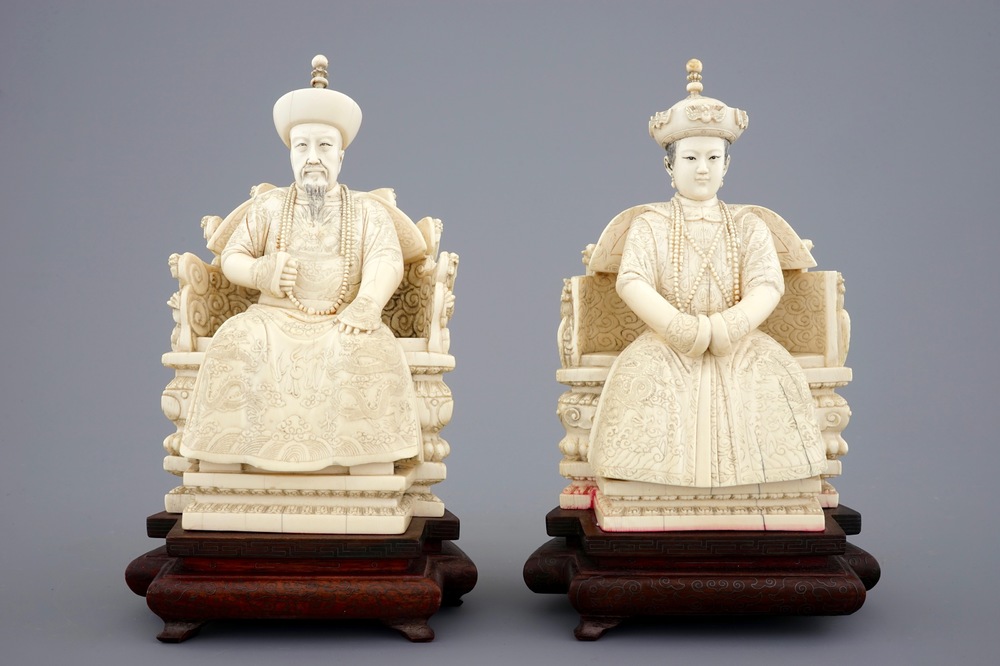Une paire de figures d'empereurs sur thr&ocirc;nes en ivoire, Chine, vers 1900
