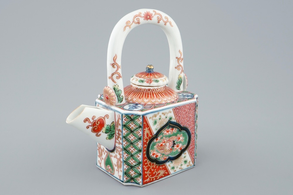 Een Japanse Imari theepot met deksel, 18e eeuw
