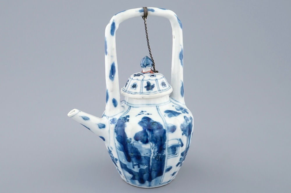 Une th&eacute;i&egrave;re et son couvercle en porcelaine de Chine bleu et blanc, Kangxi