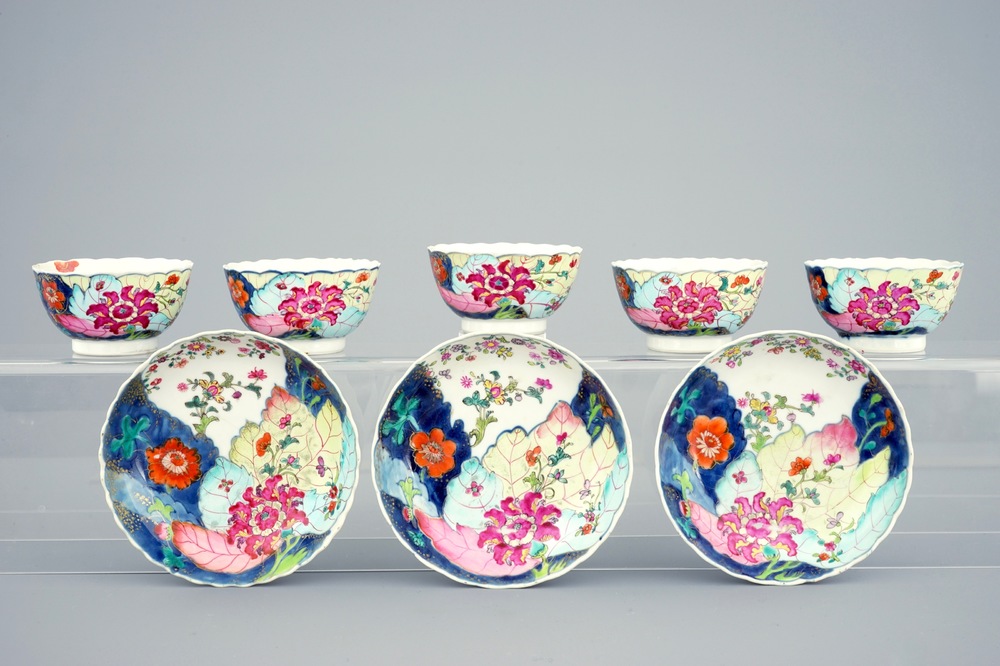 Een set van 5 Chinese famille rose koppen en 3 schotels met decor van tabaksbladeren, Qianlong, 18e eeuw