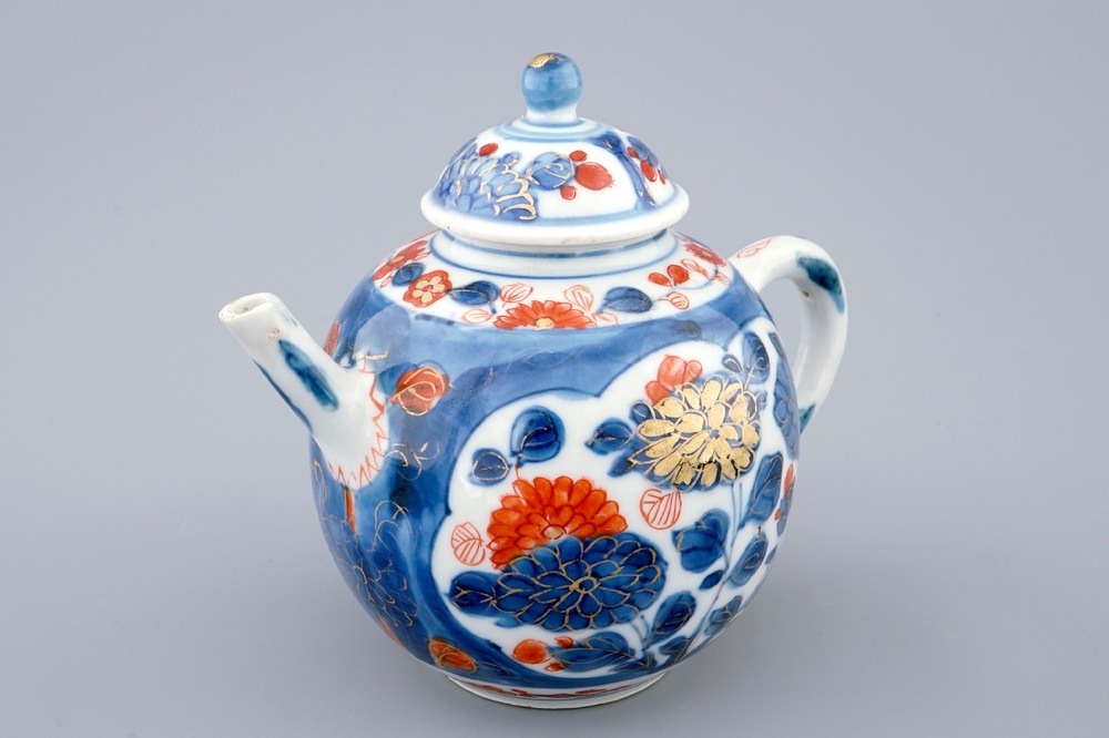 A Chinese Imari style teapot and cover, Qianlong, 18th C.