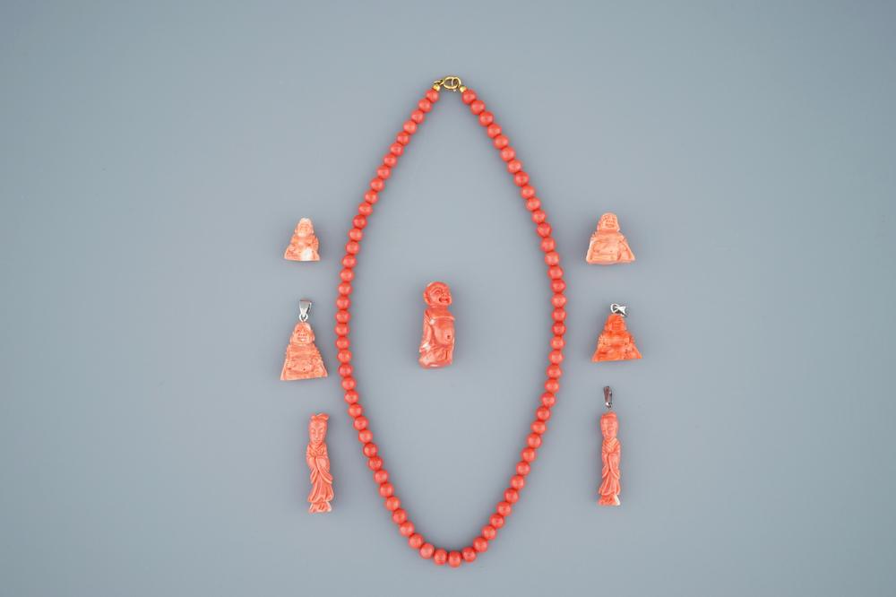 Une collection de colliers et figures en corail rouge, 19/20&egrave;me