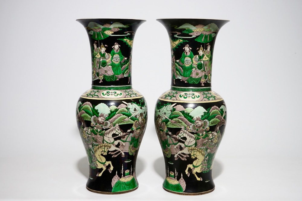 Une paire de vases de forme yenyen en porcelaine de Chine famille noire, 19&egrave;me