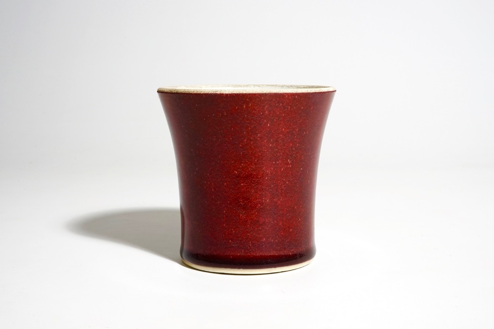 Un pot &agrave; pinceaux en porcelaine de Chine rouge monochrome, marque et p&eacute;riode de Kangxi