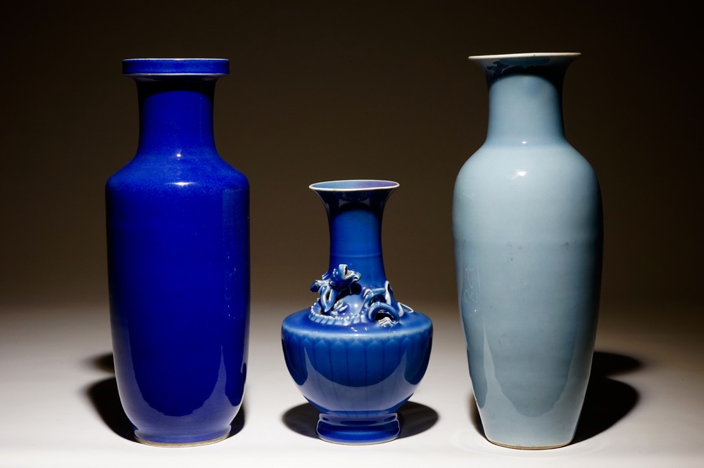 Een lot van 3 Chinese monochrome blauwe vazen, 19e eeuw