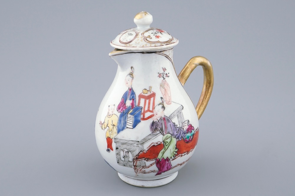 Une verseuse couverte en porcelaine de Chine &agrave; d&eacute;cor mandarin, Qianlong, 18&egrave;me