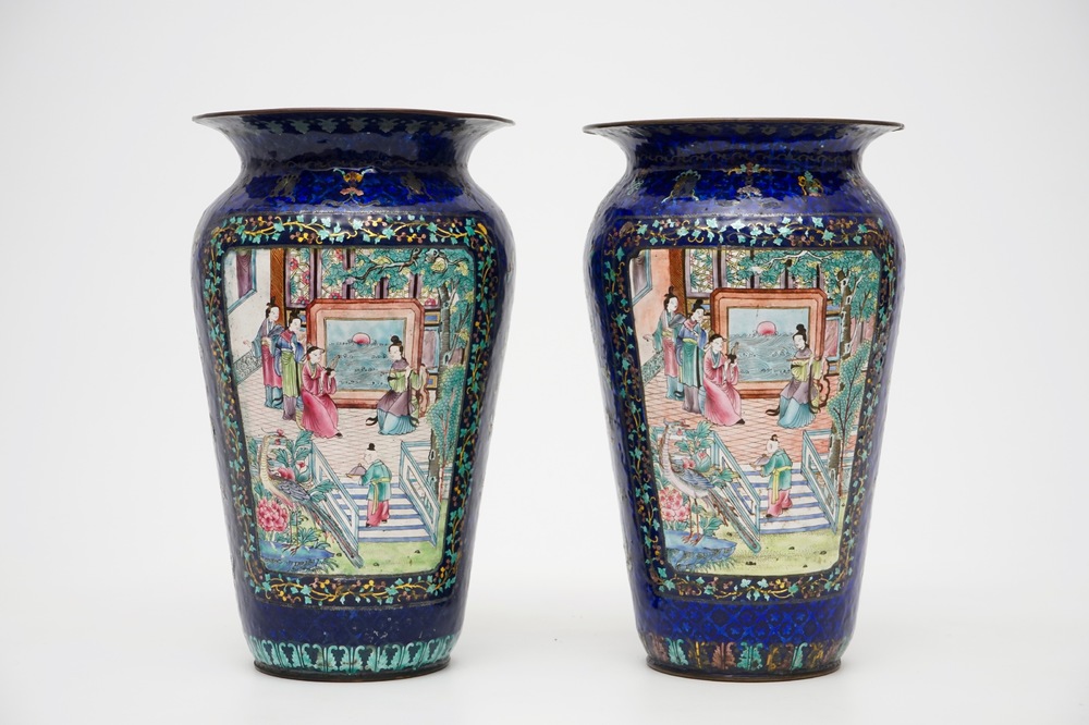 Une paire de vases en &eacute;mail de Canton au fond bleu, 19&egrave;me