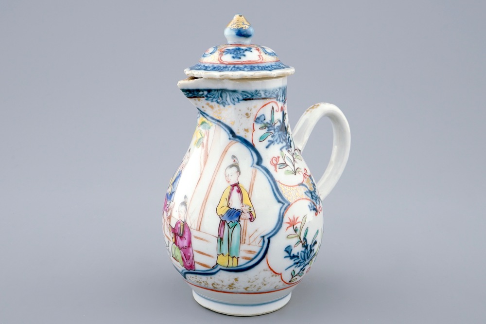 Une verseuse couverte en porcelaine de Chine &agrave; d&eacute;cor mandarin, Qianlong, 18&egrave;me