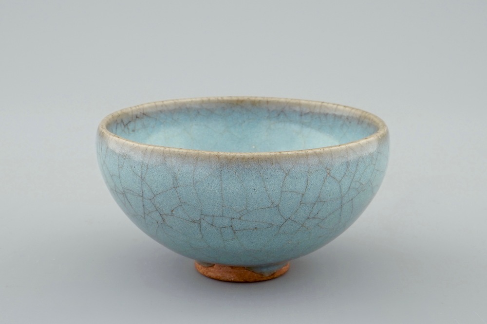 Un bol en porcelaine de Chine de type Junyao, prob. Dynastie Song, 10/13&egrave;me