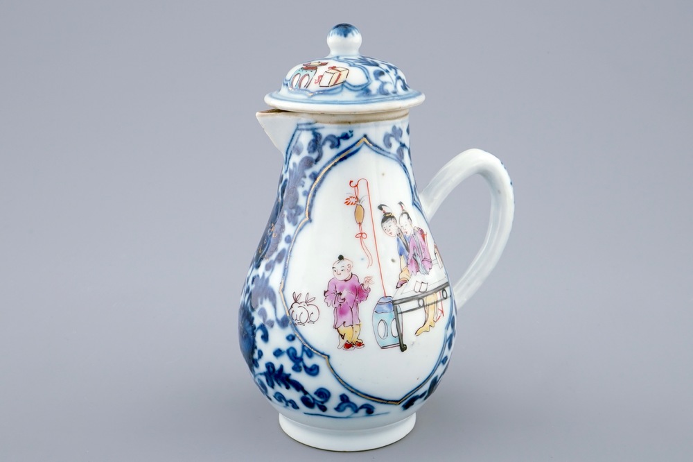 Une verseuse couverte en porcelaine de Chine &agrave; d&eacute;cor mandarin, Qianlong, 18&egrave;me