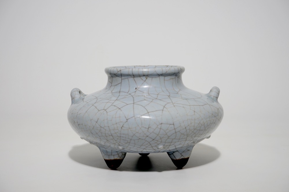 Een Chinese craquel&eacute; glazuur wierookbrander op drie pootjes, Qianlong merk en mog. periode