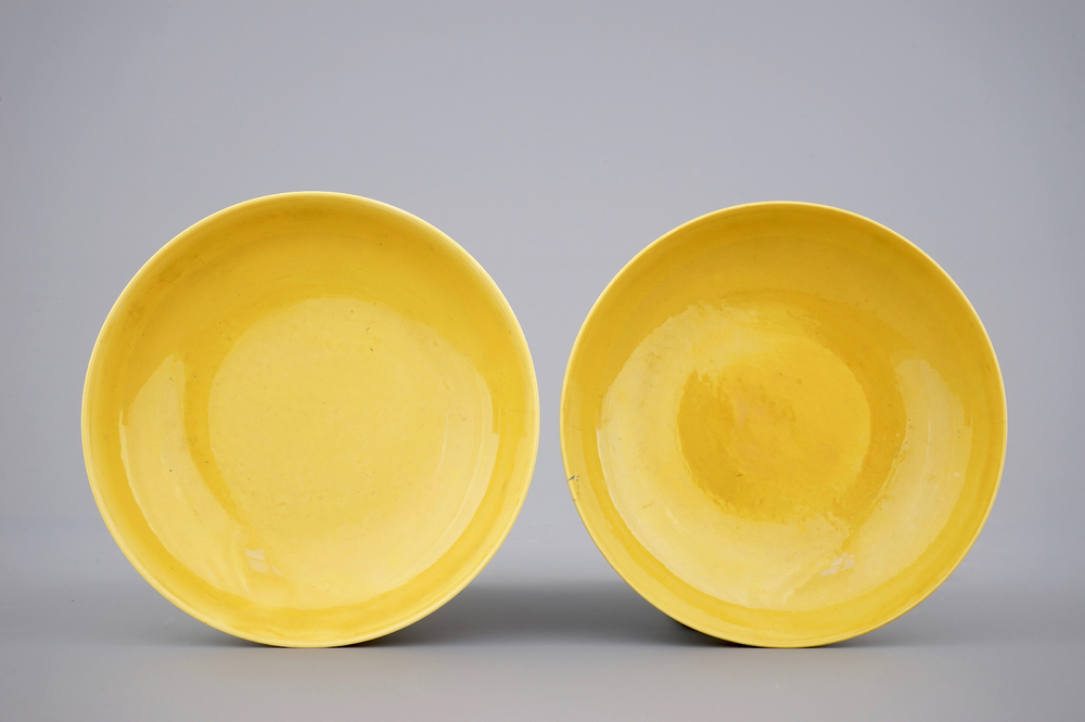 Une paire de petits plats en porcelaine de Chine monochrome jaune, marque et prob. p&eacute;riode de Qianlong