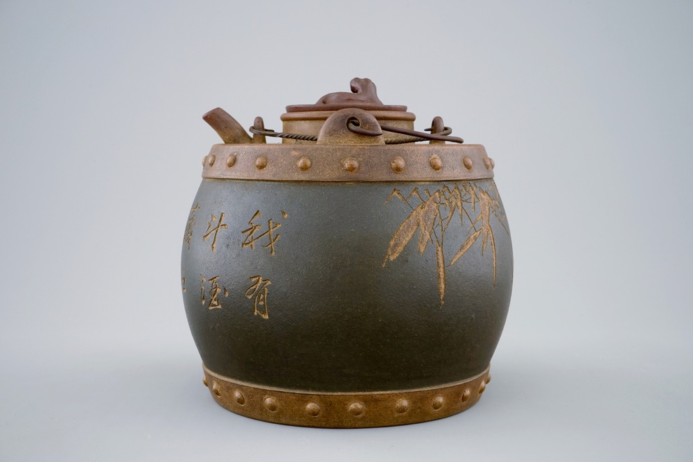 Une th&eacute;i&egrave;re et son couvercle en gr&egrave;s &eacute;maill&eacute; de Yixing avec inscription, Chine, 20&egrave;me