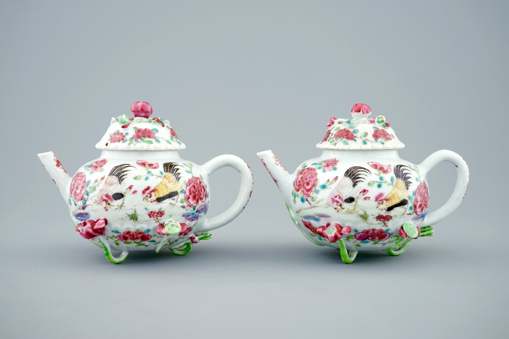 Een paar Chinese famille rose theepotten met hanen, Yongzheng, 1723-1735