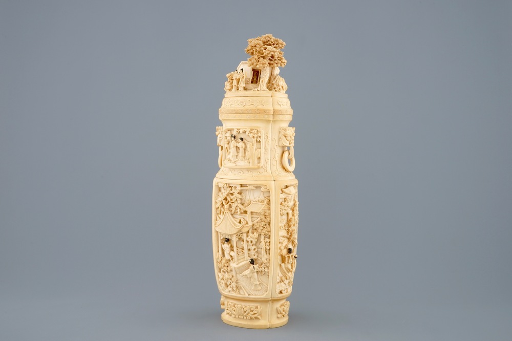 Un vase et son couvercle en ivoire sculpt&eacute; &agrave; d&eacute;cor de figures dans un paysage, vers 1900