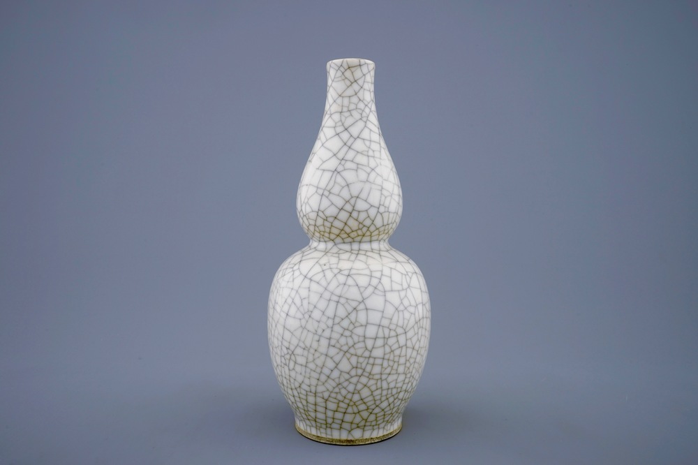 Een monochrome Chinese dubbele gourde vaas met craquel&eacute; glazuur, 19e eeuw