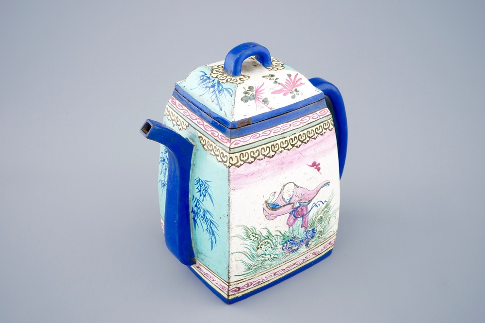 Een grote beschilderde Chinese Yixing steengoed theepot met deksel, 19e eeuw