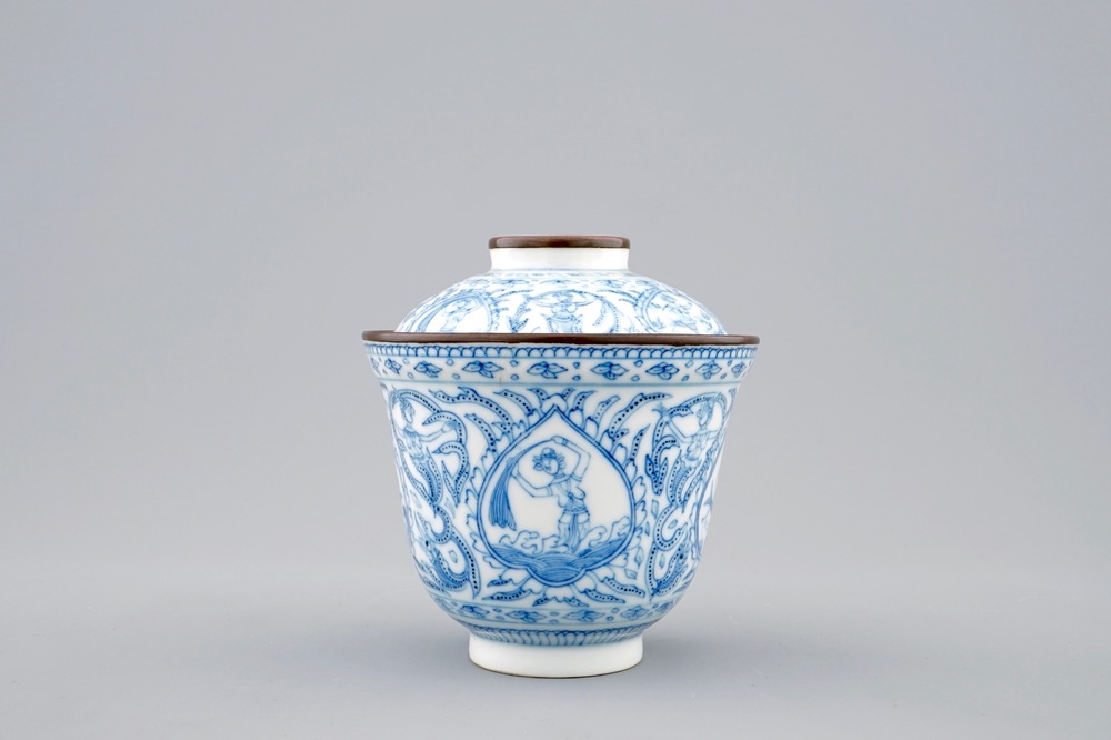 A Chinese blue and white covered Bencharong bowl for the Thai Market, 18/19th C.