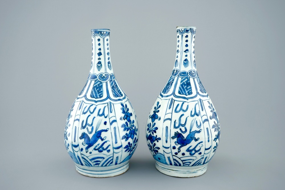 Une paire de vases en porcelaine de Chine bleu et blanc de type Kraak, Wanli, 1573-1619
