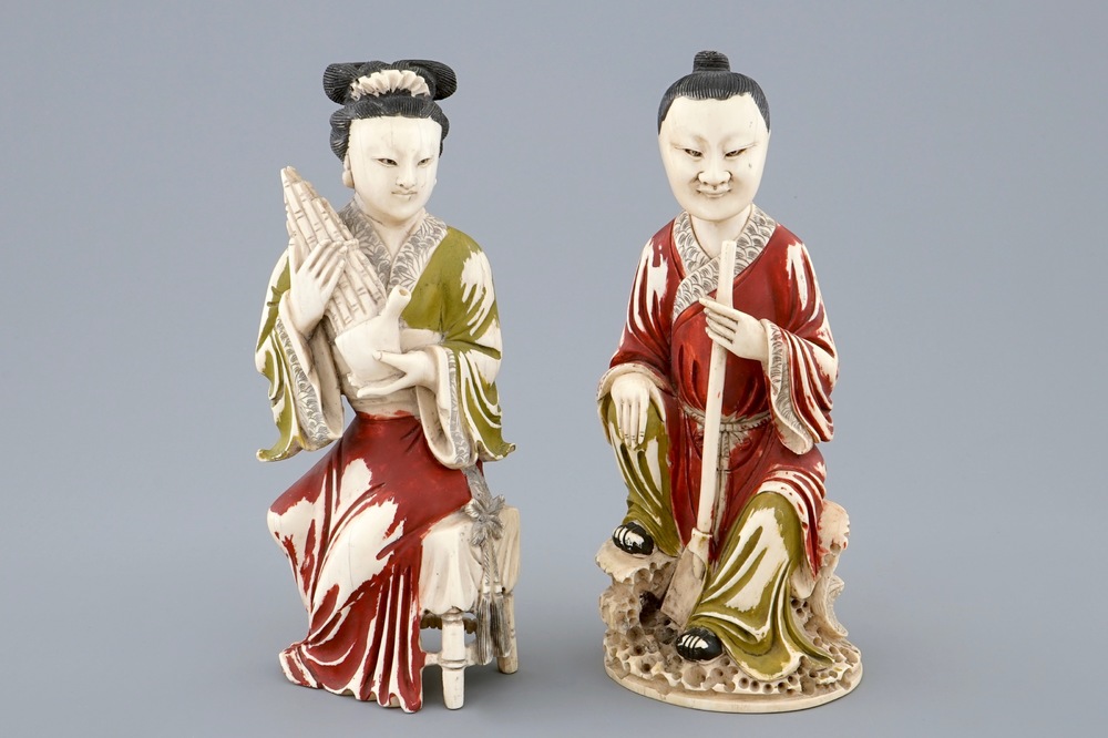 Een paar polychrome Chinese ivoren figuren van muzikanten, ca. 1900