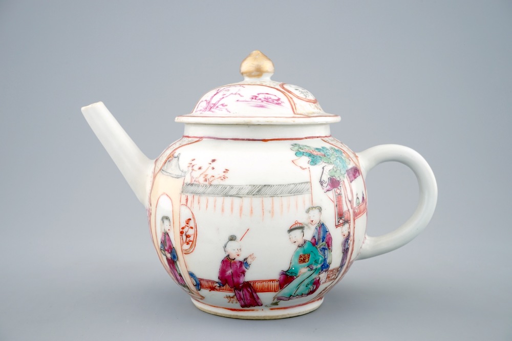 Une th&eacute;i&egrave;re en porcelaine de Chine &agrave; d&eacute;cor mandarin, Qianlong, 18&egrave;me