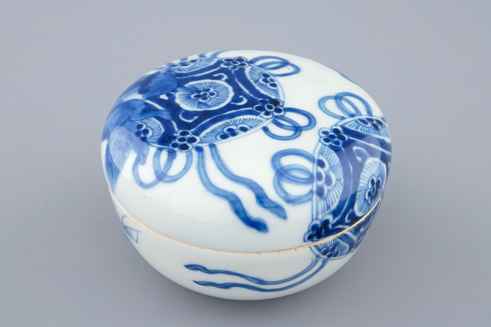 Une bo&icirc;te couverte en porcelaine de Chine bleu et blanc, &eacute;poque Transition, 1620-1683
