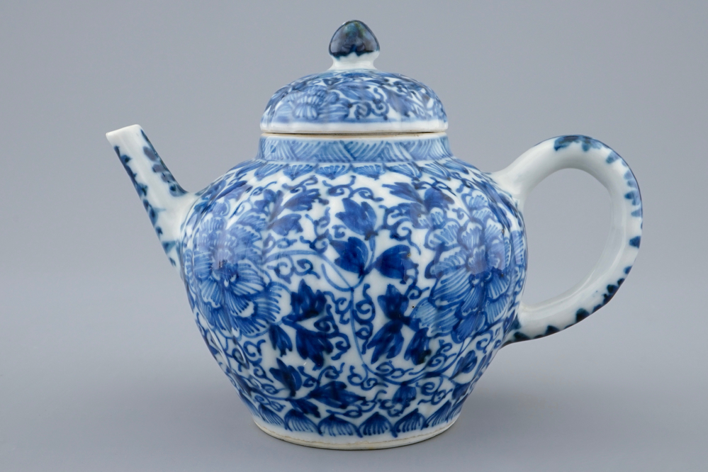 Une th&eacute;i&egrave;re et son couvercle en porcelaine de Chine bleu et blanc, Kangxi