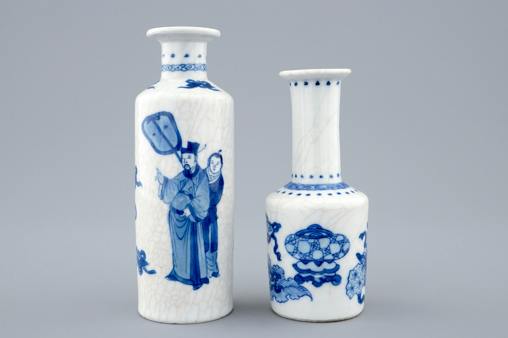 Deux vases en porcelaine tendre de Chine bleu et blanc, Kangxi