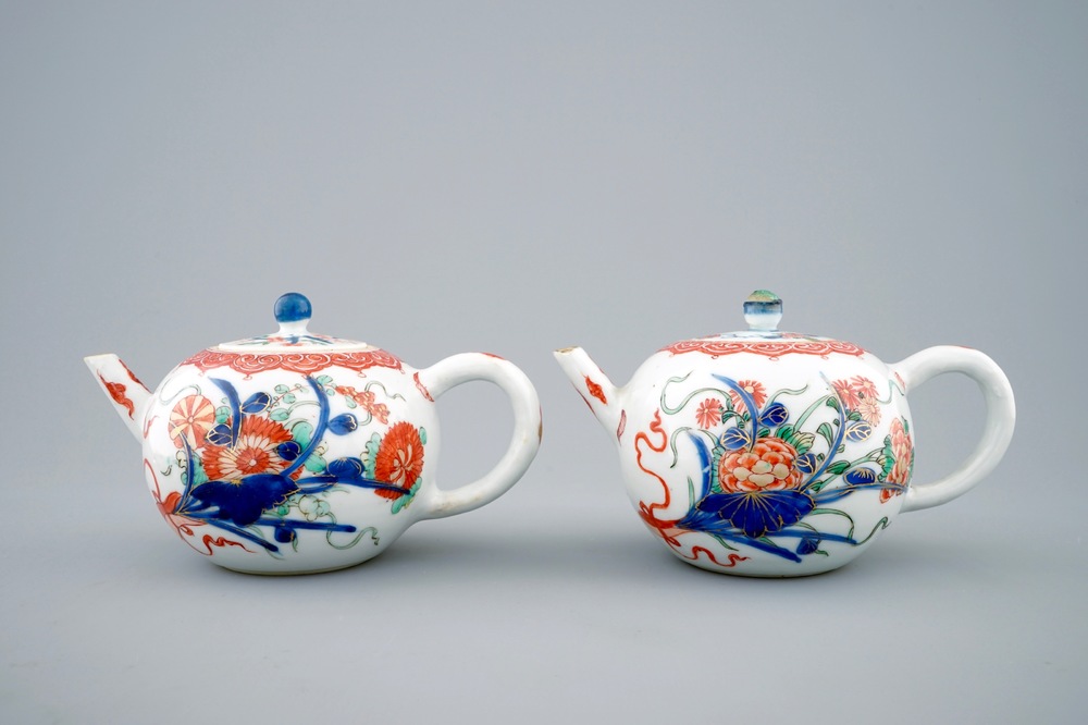 Een paar Chinese verte-Imari theepotten met deksels, Kangxi