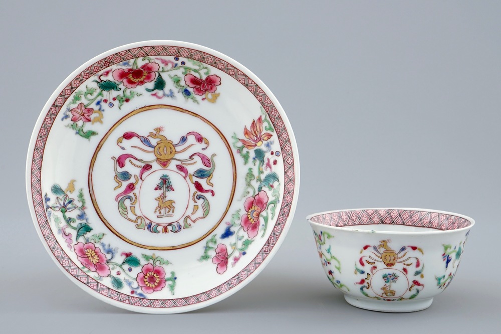 Een Chinese famille rose kop en schotel met wapendecor, Yongzheng/Qianlong