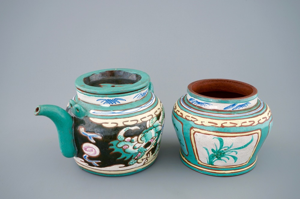 Une th&eacute;i&egrave;re et son couvercle en gr&egrave;s &eacute;maill&eacute; de Yixing et un pot de conservation, Chine, 19&egrave;me
