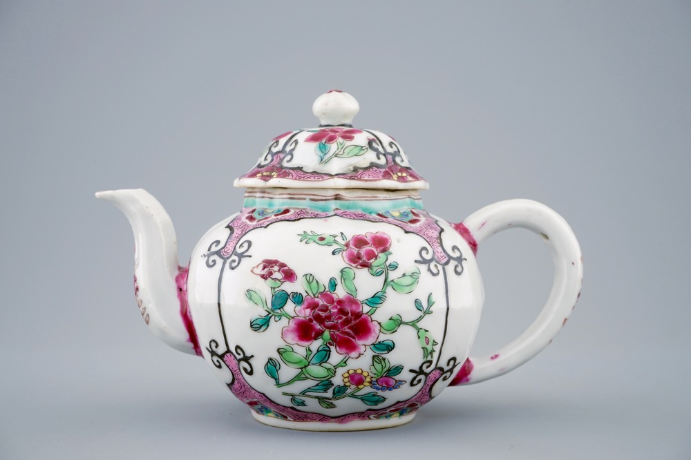Een Chinese famille rose theepot met deksel, Yongzheng/Qianlong