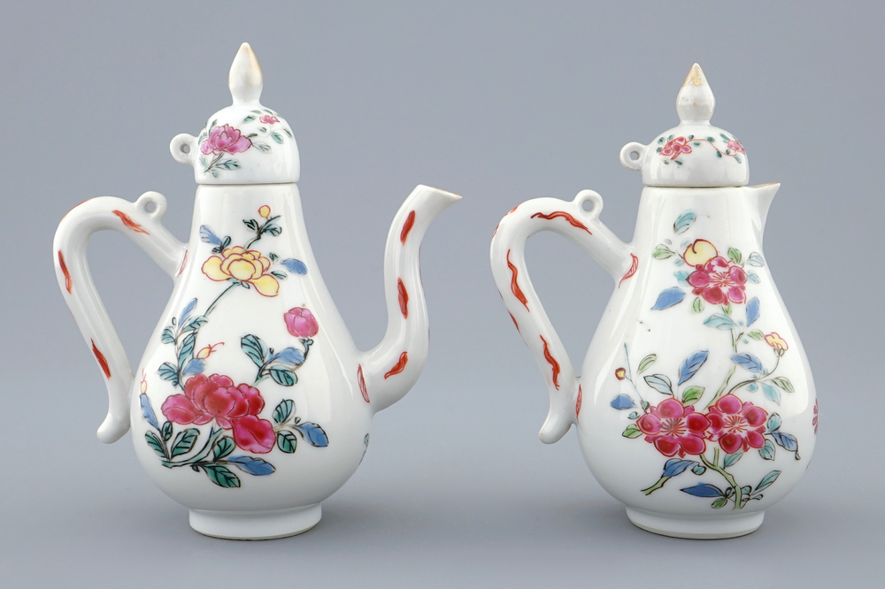 Een paar Chinese famille rose kannen met deksels, Yongzheng, 1723-1735
