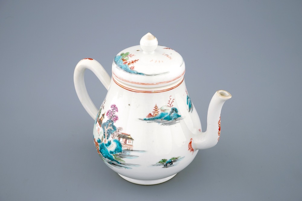 Een Chinese famille rose theepot met landschapsdecor, Qianlong, 18e eeuw