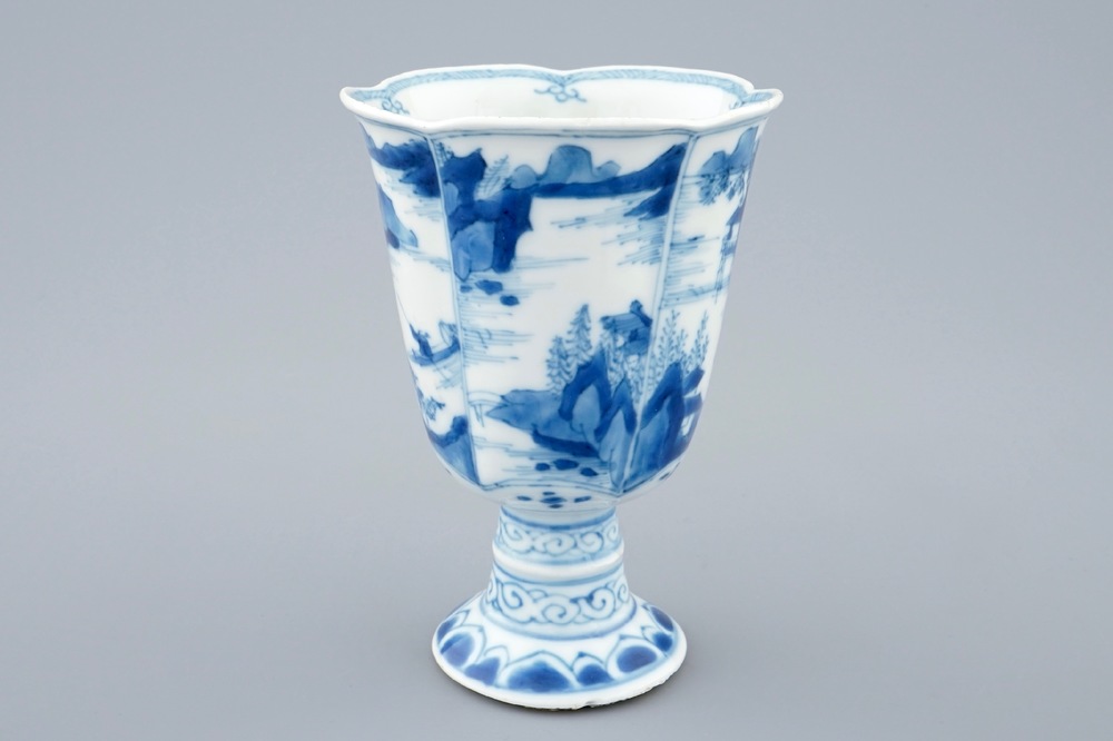 Een Chinese blauw-witte beker op voet met vlakverdeling, Kangxi