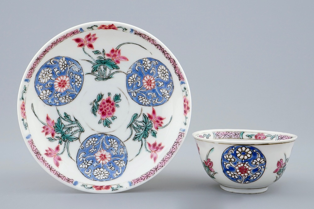 Een Chinese famille rose semi-eierschaal kop en schotel met floraal decor, Yongzheng/Qianlong