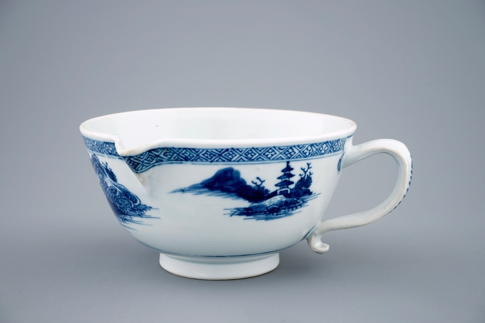 Een Chinese blauw-witte sauskom uit de Nanking cargo, Qianlong