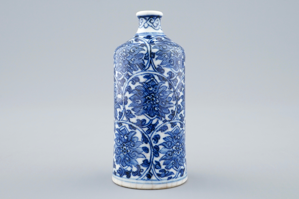 Une tabati&egrave;re en porcelaine de Chine bleu et blanc, marque et &eacute;poque de Yongzheng