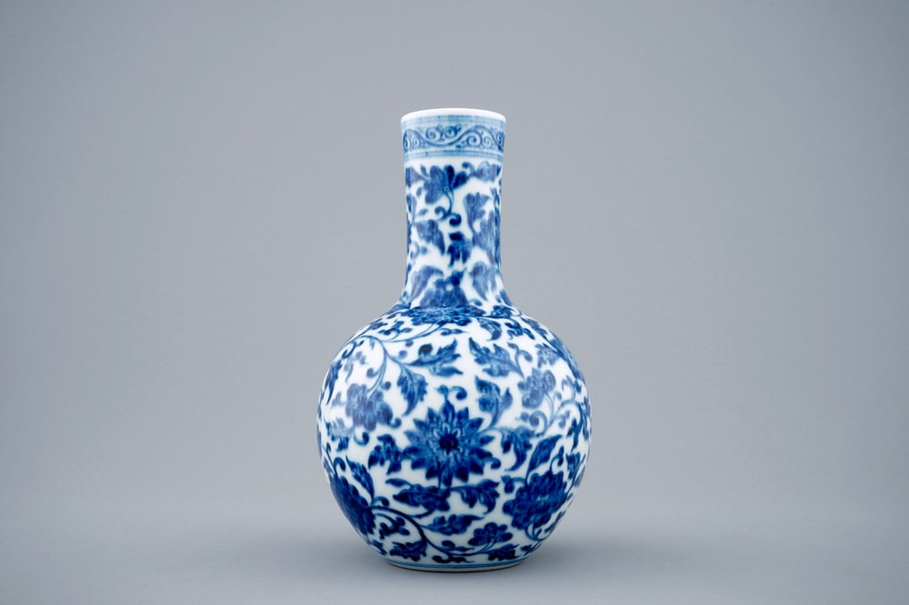 A blue and white Chinese tianqiuping bottle vase with lotus scrolls, 19/20th C.